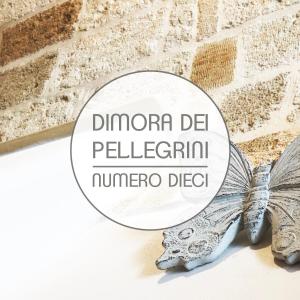 滨海波利尼亚诺Dimora dei Pellegrini的砖墙旁边的桌子上的镜子