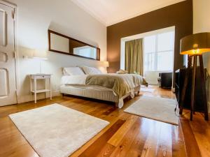 里斯本Guest House Bairro Azul的一间卧室设有一张床和一个大窗户
