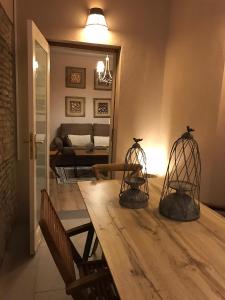 格拉纳达帕拉西奥阿玛格拉公寓的客厅配有桌子和沙发