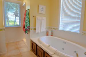 Seymourʼs圣玛丽亚海湾海滩度假村和别墅的带浴缸和窗户的大浴室