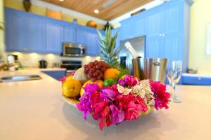 Seymourʼs圣玛丽亚海湾海滩度假村和别墅的柜台上放一碗水果和鲜花