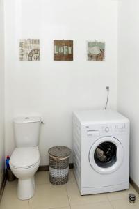 格朗维尔La corderie du Lude的一间带洗衣机和卫生间的浴室