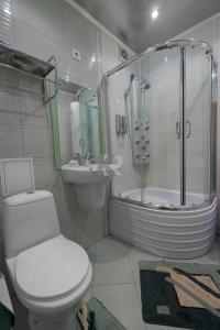 托木斯克ОК! Красноармейская, 101的浴室配有卫生间、淋浴和盥洗盆。