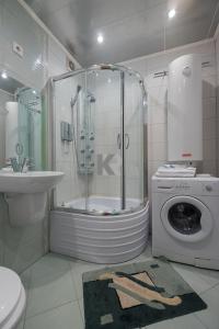 托木斯克ОК! Красноармейская, 101的带淋浴和洗衣机的浴室