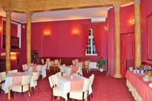 卡罗维发利佩特酒店的餐厅拥有红色的墙壁和桌椅