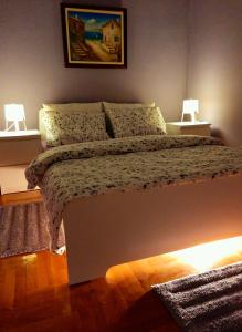 贝尔格莱德Apartments best city place的卧室内的一张床位,配有两把白色椅子