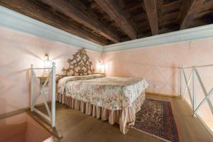 佛罗伦萨科尔特德内里酒店的卧室配有一张床铺,位于一间粉红色墙壁的房间