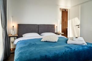 塞萨洛尼基Seafront Luxury President Suite Aegean Sunset的一间卧室配有一张带蓝色毯子的大床