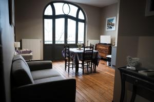 亚眠The Nest的客厅配有桌椅和窗户。