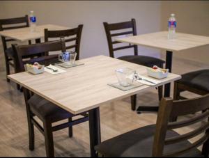 OcotlánHotel Pabela的一张桌子,有四把椅子,一张桌子,上面有食物