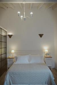 萨尔塔Casa Bordó Salta的一间卧室配有一张带2个床头柜的大床