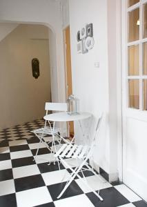 萨尔塔Casa Bordó Salta的一间位于 ⁇ 格地板上的房间,配有桌椅