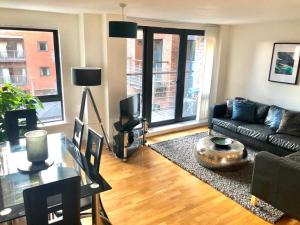 利物浦Duke Street - Liverpool city centre apartment的客厅配有沙发和桌子