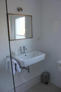GarstedtLohmann`s的白色的浴室设有水槽和镜子