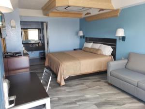 科珀斯克里斯蒂海滩旁丽景汽车旅馆的一间卧室配有一张床、一张沙发和一张桌子