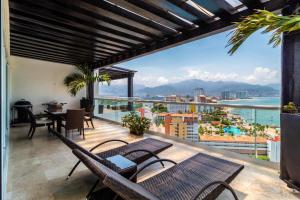 巴亚尔塔港Shangri La Luxury Penthouse Condominiums by Cheap Getaway的阳台享有大海和山脉的美景。