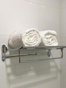 Nossa Senhora da GlóriaHotel Barreto的浴室毛巾架上的毛巾