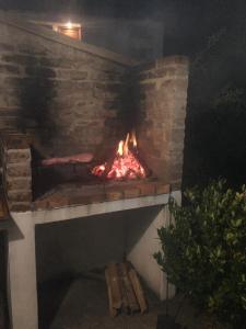 埃斯特角城Palmeras Beach Hotel的砖砌壁炉,晚上火烧