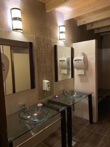 埃斯特角城埃斯特角城阿里纳斯酒店的浴室设有2个玻璃水槽和镜子