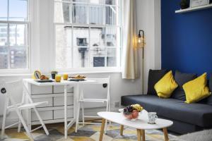 伦敦Studio Apartment by Homely Stays的客厅配有沙发和桌子
