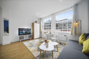 伦敦Studio Apartment by Homely Stays的客厅配有沙发和桌子