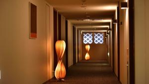 冈山冈山后乐酒店的走廊上设有两层楼和两盏灯