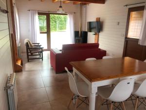 拉安戈斯图拉镇La lucinda的客厅配有桌子和沙发