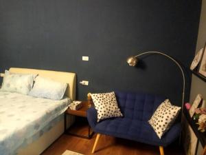 台南悠然宅的一间卧室配有蓝色的床和蓝色椅子