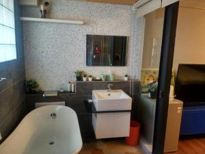 台南悠然宅的带浴缸和盥洗盆的浴室