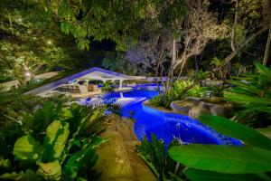 麦克坦Tambuli Seaside Resort and Spa的花园的游泳池