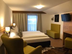 塞费尔德附近赖特赫斯臣宾馆的配有一张床和一把椅子的酒店客房