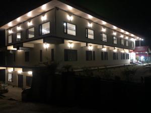 KuniharNakshatra Resort的一座建筑在晚上点亮,上面有灯