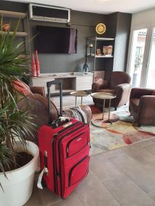 勒托尔圣路易斯酒店的客厅里放着一个红色的手提箱