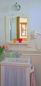 蒂豪尼B B Guesthouse TIHANY的一间带水槽和镜子的浴室
