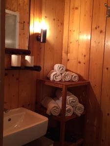 阿布特瑙Gaestehaus-Russegger的浴室设有毛巾架和水槽