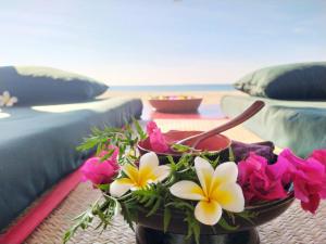 内维桑爱墨瑞得大海度假酒店的一张桌子,上面有鲜花