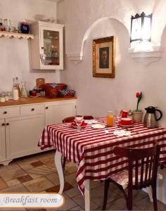 蒂豪尼B B Guesthouse TIHANY的厨房配有一张带红白桌布的桌子