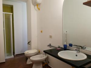 圣乔瓦尼·罗通多B&B Leggieri Villa Siria的浴室配有白色卫生间和盥洗盆。