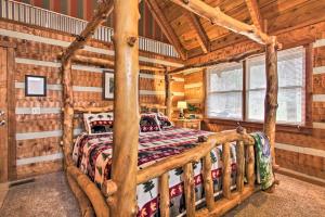 Honey Bear Pause Rural Escape with Porch and Hot Tub!客房内的一张或多张床位