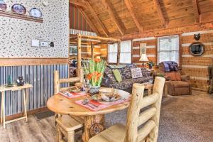 汤森德Honey Bear Pause Rural Escape with Porch and Hot Tub!的一间带桌子和沙发的用餐室