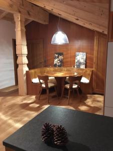 采尔马特Chalet-style Apartment with Matterhorn View的一间带桌椅和松锥的用餐室