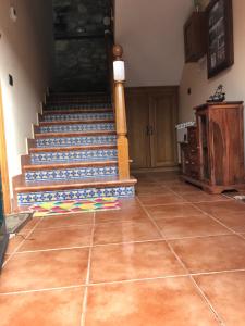 CabreirosPensión Xacobe的客房设有楼梯和瓷砖地板。