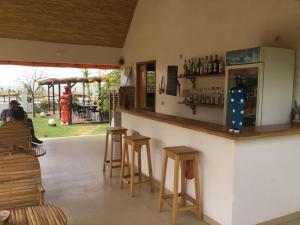 姆布尔Terra Lodge Sénégal的餐厅内的酒吧,设有凳子和柜台