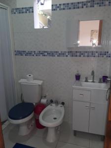 亚松森Hotel Casa Jardin的浴室配有白色卫生间和盥洗盆。
