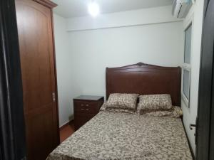 艾因苏赫纳one bedroom Chalet at Porto South Beach Royal Sea View Families only的一间小卧室,配有一张床和一扇木门