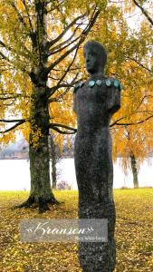 HurdalHurdalsjøen Hotel & Spa的站在树旁的女人的雕像