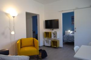 TigadayV.V. Casa Quintero的客厅配有黄色椅子和床