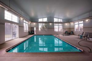 本德拉金塔本德旅馆的大楼内的大型室内游泳池