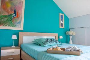 采蒂涅Apartment Dadi的一间卧室配有一张蓝色墙壁的床