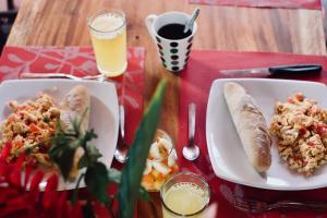 帕洛米诺Sexto Sentido Cabañas & Pan Frances的一张桌子,上面放着两盘食物和两杯饮料